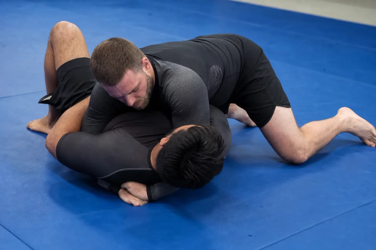 Body lock pass vs knee cut: which pressure pass?