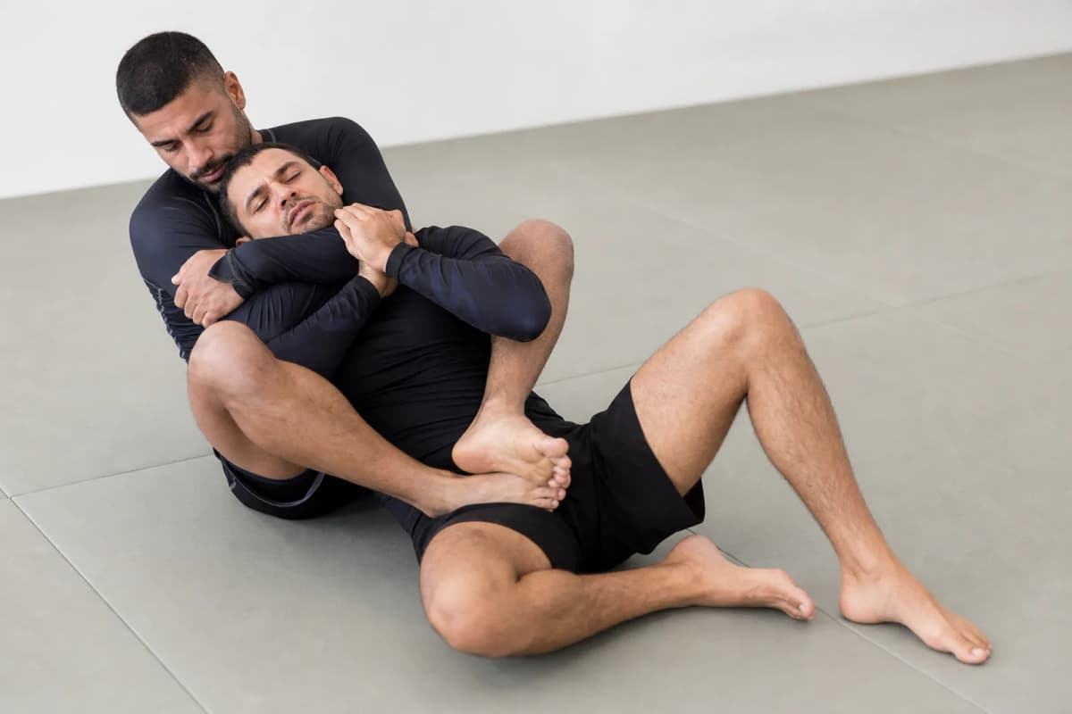 Rear naked choke vs short choke: which back finish?